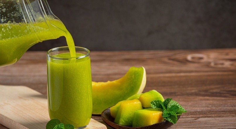 Saiba como fazer um suco hidratante e refrescante em casa.
