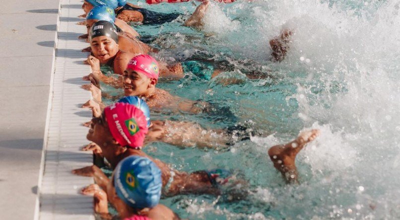 Atividades dentro e fora da piscina são realizadas no Centro Esportivo Santos Dumont, no bairro de Boa Viagem, na Zona Sul do Recife