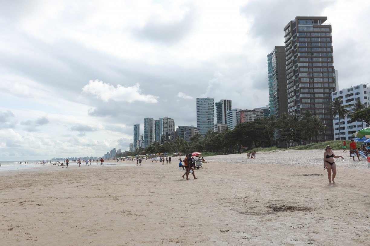 Praia de Boa Viagem com tempo nublado
