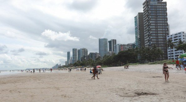 Praia de Boa Viagem com tempo nublado