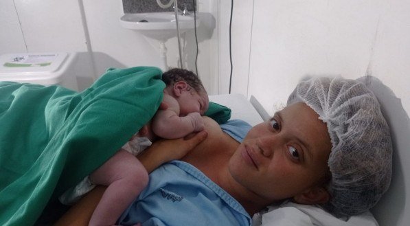 O bebê de uma gestação de 41 semanas e 2 dias, nasceu de parto natural, pesando 3.750 gramas, medindo 52 centímetros