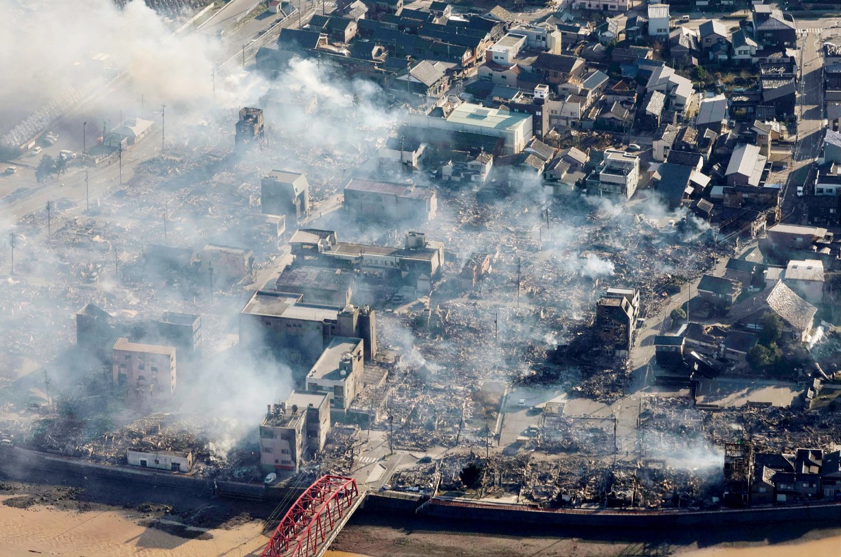 Fumaça se alastrou após um grande incêndio em Wajima, um dia depois que um terremoto de magnitude 7,5 atingiu o Japão