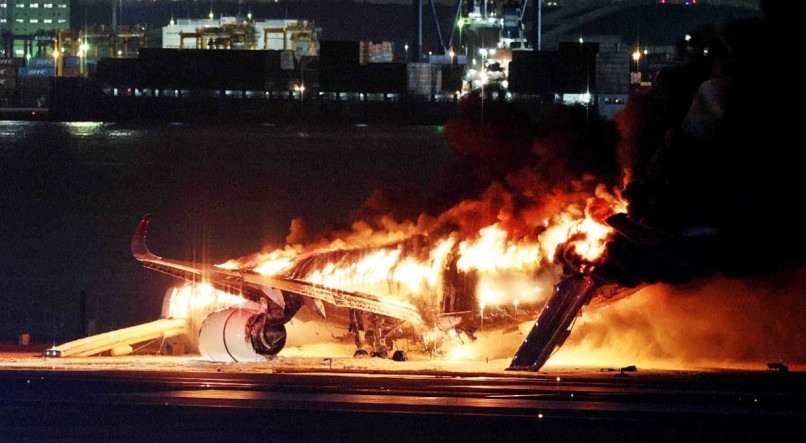 Avião da Japan Airlines em chamas na pista do aeroporto de Haneda, em Tóquio, no Japão