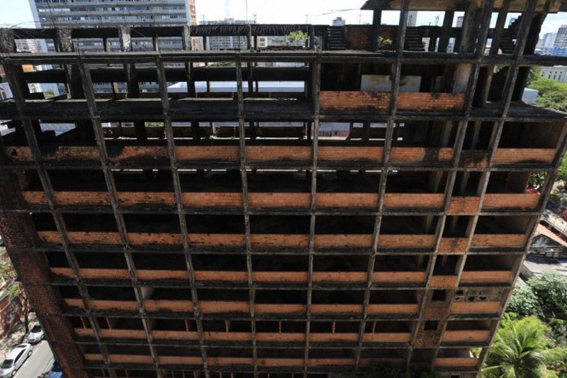 Edifício 13 de Maio, na área Central do Recife, está abandonado há décadas