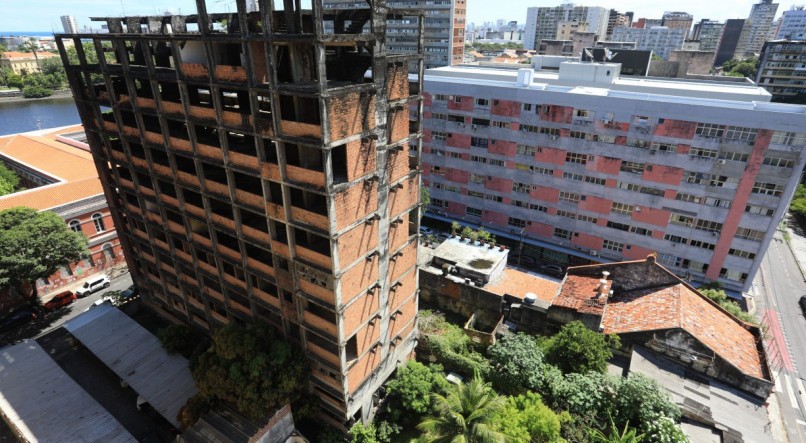 Edifício 13 de Maio, na área Central do Recife, está há décadas abandonado