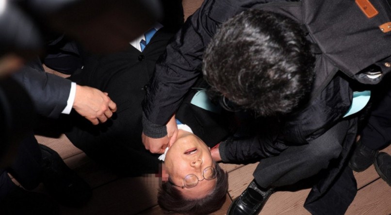 Lee Jae-myung, líder da oposição na Coreia do Sul, foi esfaqueado por homem que fingiu ser apoiador