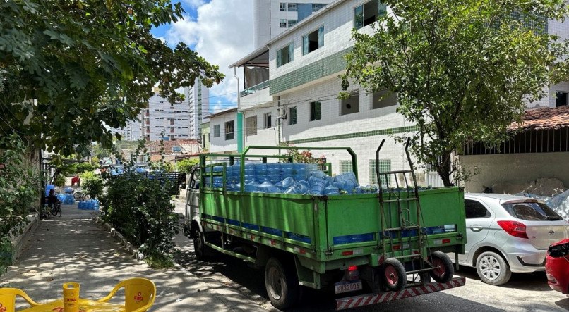 Caminhões de depósito de água bloqueiam, diariamente, via no bairro da Torre