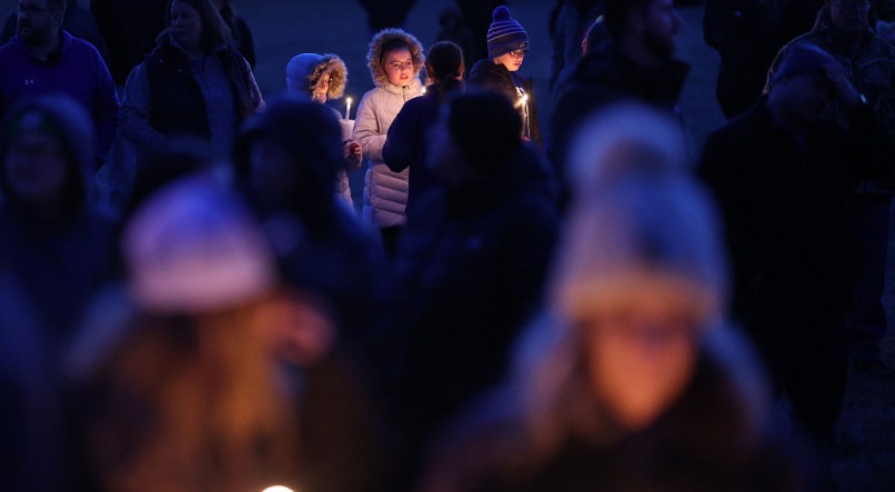 Comunidade de Iowa faz vigília após jovem abrir fogo em escola no primeiro dia de volta das férias de inverno, matando um estudante e ferindo outros cinco
