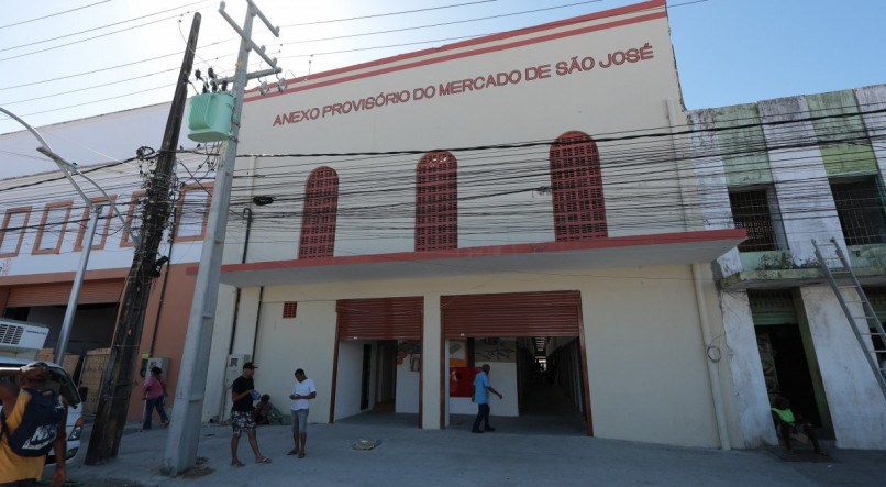 Comerciantes de artesanato do Mercado de São José passam a trabalhar em local provisório