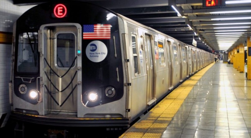 Dois trens do metrô de Nova York colidiram nesta quinta-feira (4), deixando 24 feridos