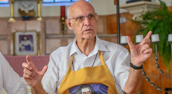 Padre Júlio Lancellotti atua com uma série de ONGs para população carente de São Paulo