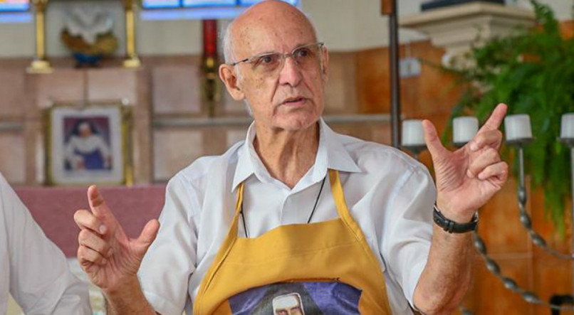 Padre Julio Lancellotti atua com uma série de ONGs para população carente de São Paulo