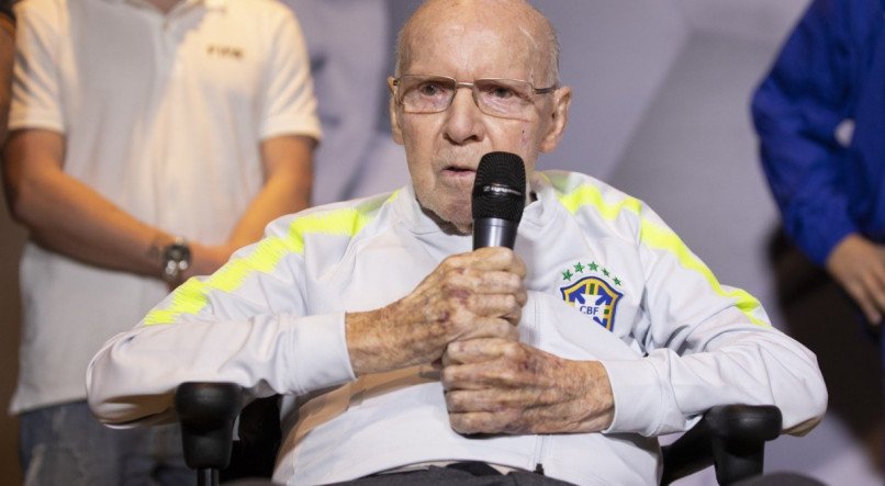 Zagallo ganhou Copas do Mundo como técnico, jogador e auxiliar