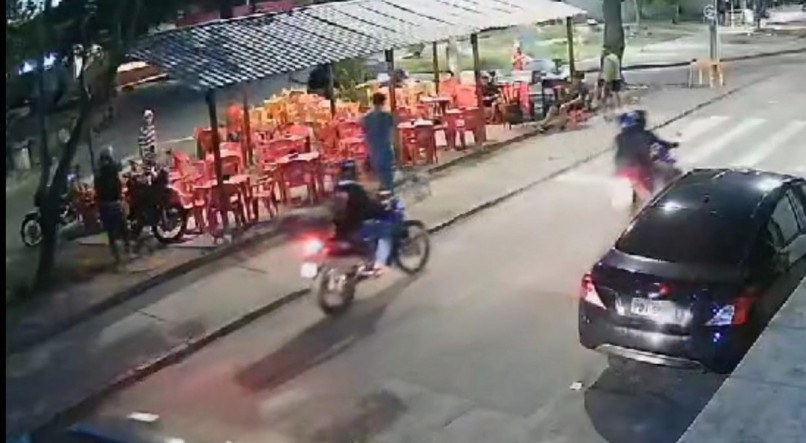 Imagens de câmaras de segurança mostraram o momento em que um dos bandidos desce da moto e efetua disparos contra um homem de 44 anos que estava em um bar
