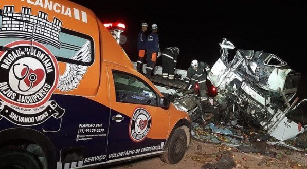 Acidente entre caminhão e ônibus deixa 25 mortos na Bahia