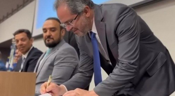 Valdecir Pascoal em momento de assinatura da posse da presidência do Tribunal de Contas do Estado de Pernambuco