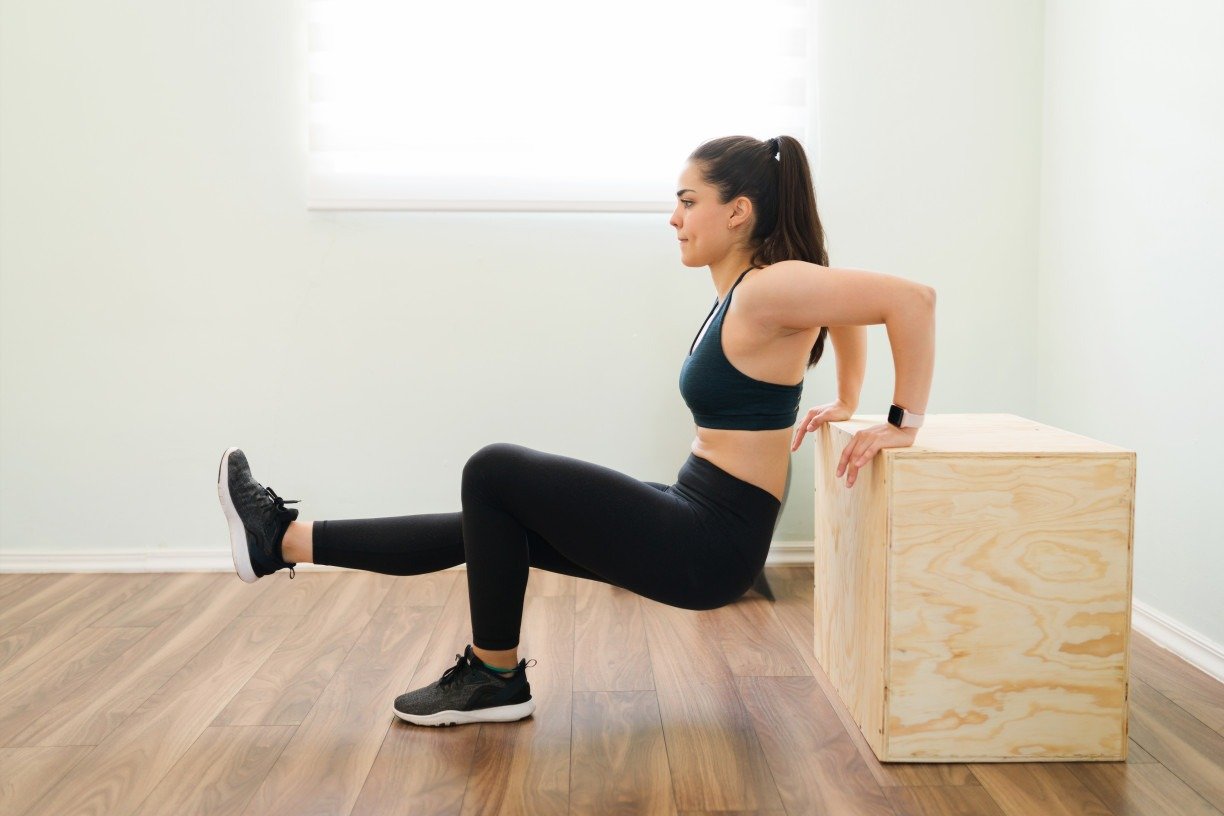 Mulher fazendo exercício mergulho para os braços Antonio Diaz/Freepik