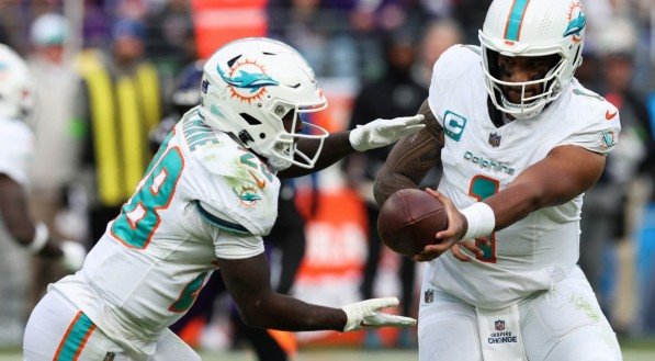 Imagem do time do Miami Dolphins em ação na NFL
