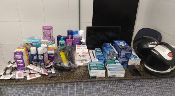 Produtos apreendidos após assalto em farmácia foram levados para a delegacia