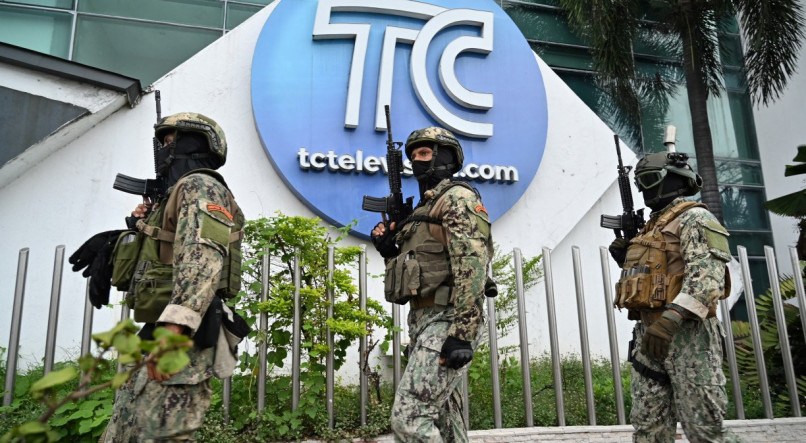 Policiais equatorianos conseguiram prender parte do grupo que invadiu, nesta terça-feira (9), uma transmissão ao vivo do canal de TV público TC, em Guayaquil, armados com fuzis e granadas
