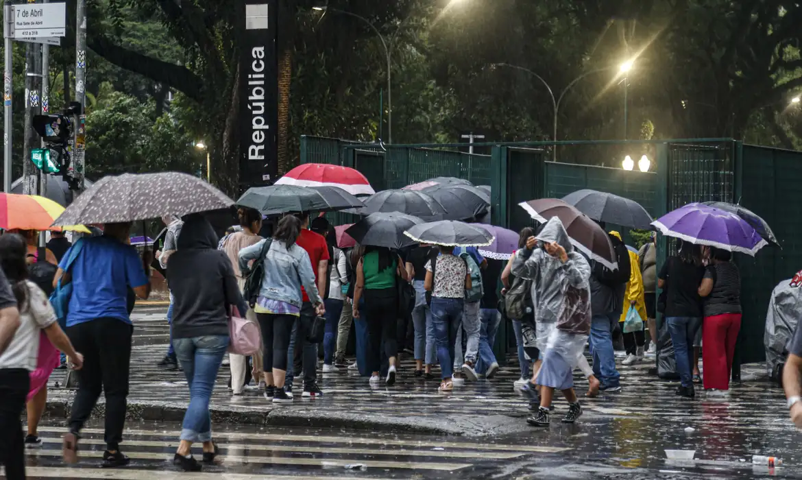 O acidente ocorreu no momento em que a capital paulista enfrentava mais uma tarde de temporal