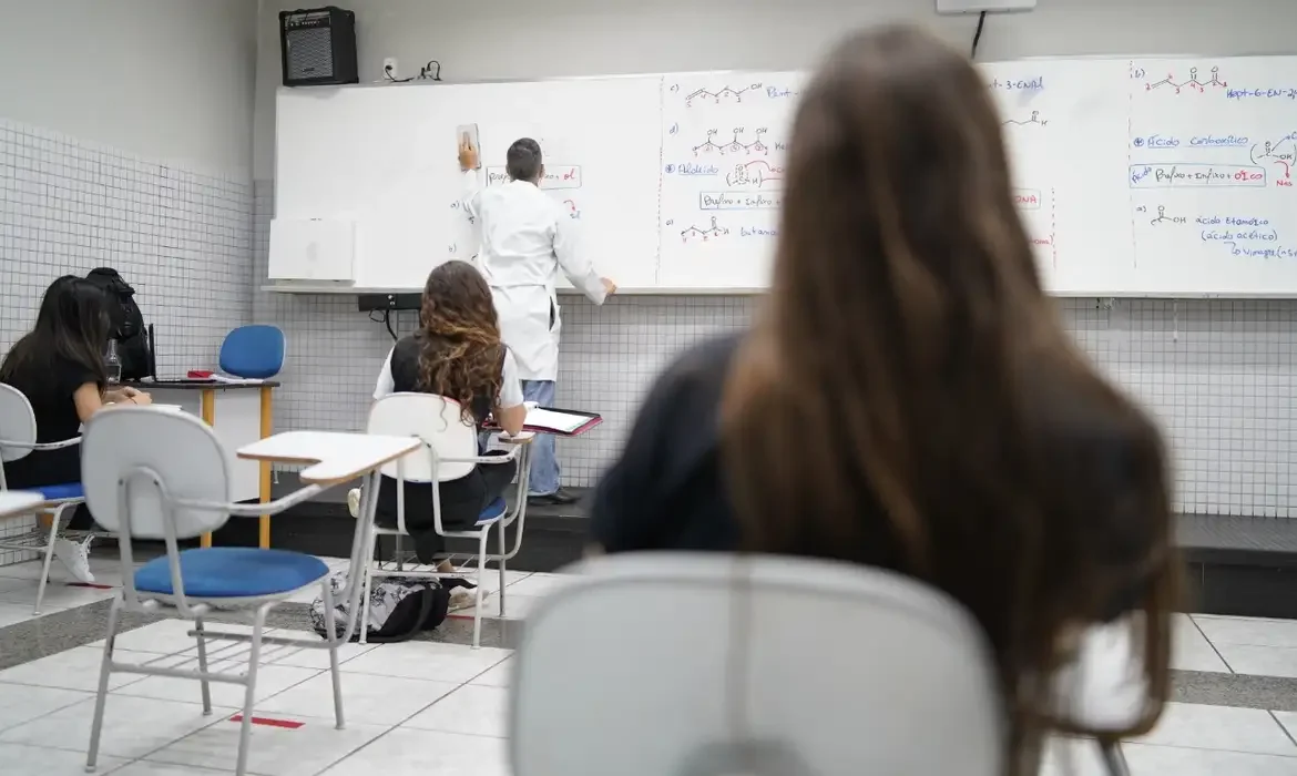 A nova lei prevê que, de um total de, no mínimo, 3 mil horas nos três anos do ensino médio, 2.400 horas devem ser destinadas à Formação Geral Básica 