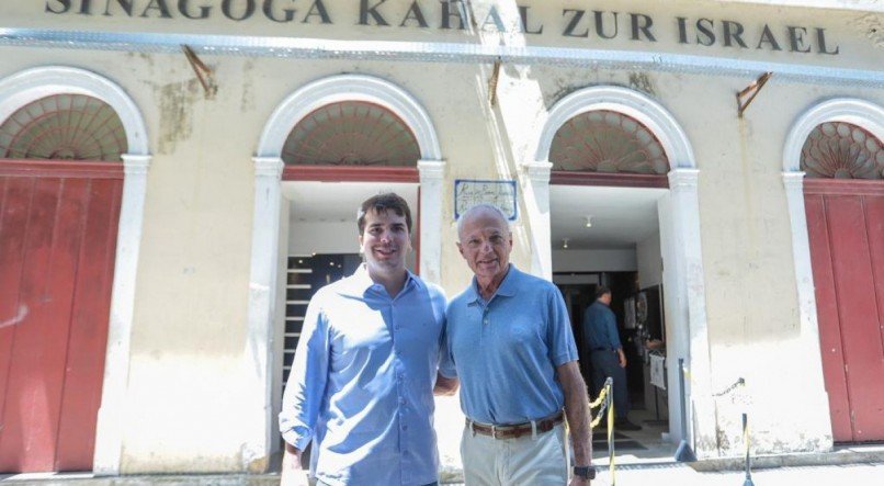 Ciceroneado por Boris Berenstein, o secretário Antonio Coelho, de Turismo e Lazer do Recife, visitou a Sinagoga Kahal Zur Israel. Ao longo da visitação, o gestor destacou que os encantos e a história do Recife também estão presentes na sua memória religiosa, reconhecida e celebrada em instituições como o templo religioso judaico, o primeiro das Américas.
