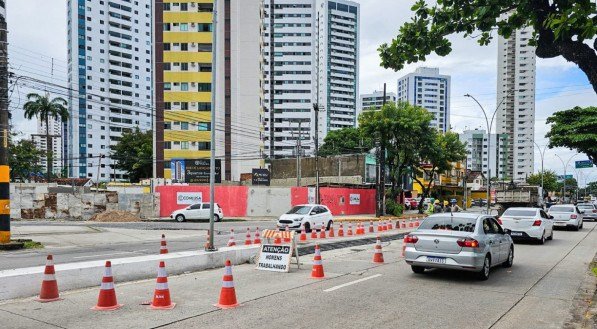 Compesa realiza obra emergencial de esgoto na Avenida Norte Miguel Arraes de Alencar