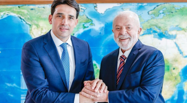 O ministro Silvio Costa Filho, na foto ao lado de Lula, assuniu o minist&eacute;rio e ainda n&atilde;o conseguiu viabilizar o Voa Brasil