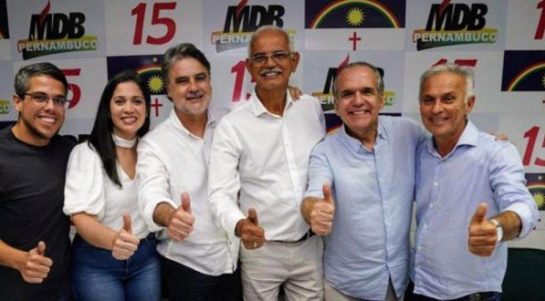 O deputado estadual Jarbas Filho, a deputada federal Iza Arruda, o presidente estadual do MDB, Raul Henry, o senador Fernando Dueire e o prefeito de Vitória de Santo Antão, Paulo Roberto