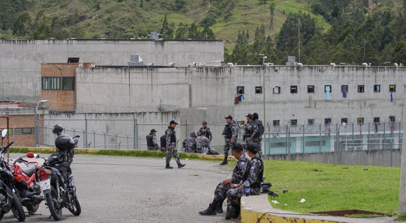 Em quatro dias de desafio ao Estado, 178 agentes carcerários foram feitos reféns dentro das prisões e foi lançada uma ofensiva com tiros e explosivos que já deixou 16 mortos