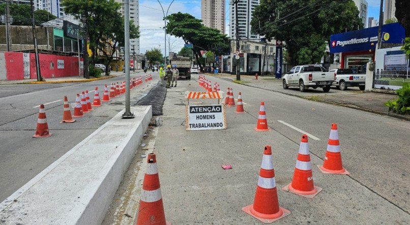 Obra emergencial de esgoto na Avenida Norte Miguel Arraes de Alencar