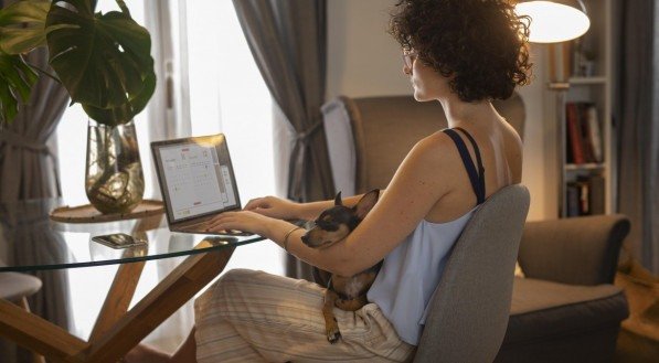 Confira 6 sites para buscar vagas home office no Brasil e no exterior.