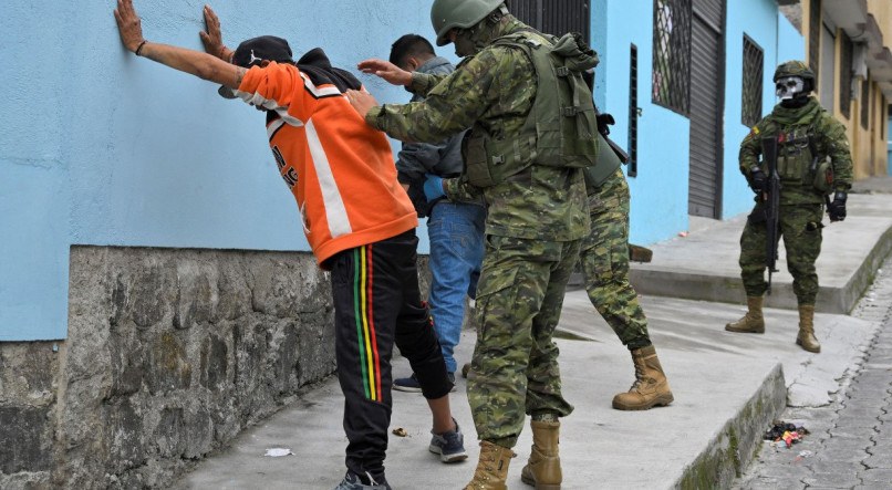 O presidente do Equador, Daniel Noboa, propôs ao Congresso um aumento de 12% para 15% no Imposto sobre Valor Agregado (IVA) para financiar o "conflito armado interno" declarado diante de um ataque de facções do tráfico