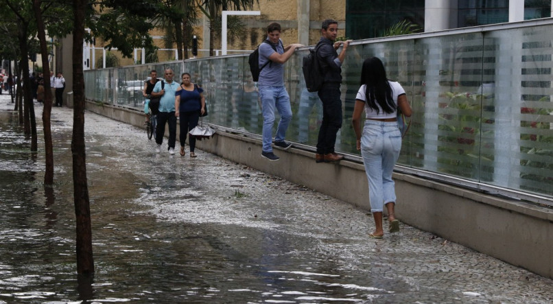 Chuvas no Rio de Janeiro fazem prefeito Eduardo Paes apresentar alerta e previs&atilde;o do tempo para cidade. Paes decretou ponto facultativo por conta da possibilidade de fortes chuvas
