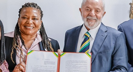Presidente da República, Luiz Inácio Lula da Silva e a Ministra da Cultura, Margareth Menezes, durante a assinatura de sanção do PL 3696/2023 e do PL 5497/2019, no Palácio do Planalto