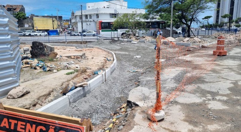 A obra prevê a demolição do pavimento em concreto e sua recomposição com o intuito de realizar a ligação do novo trecho com o viaduto