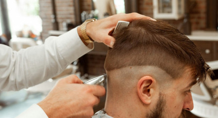 barbearia; cabelo; corte; homem; corte de cabelo;
