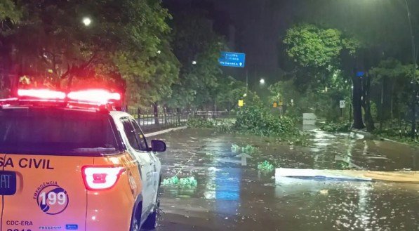 Temporal deixa um morto e milhares sem energia no Rio Grande do Sul