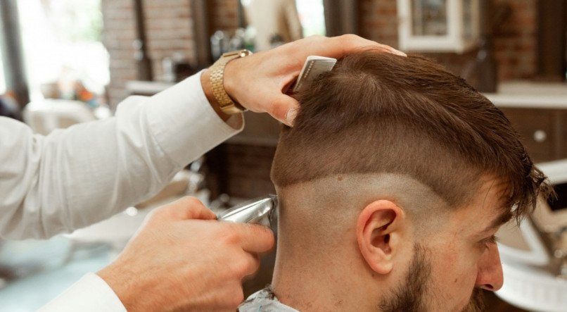 Veja quais os cortes de cabelo mais recomendados para homens com rostos ovais.
