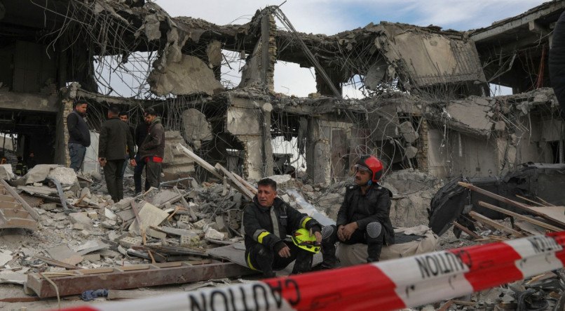IRÃ X PAQUISTÃO | Uma equipe de defesa civil realiza operações de busca e resgate em um prédio danificado após um ataque com mísseis
