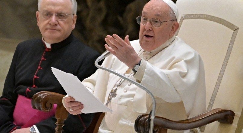 Papa Francisco fala ao lado do Prefeito da Casa Pontifícia, Monsenhor Leonardo Sapienza, durante a audiência geral semanal na sala Paulo VI, no Vaticano, em 17 de janeiro de 2024