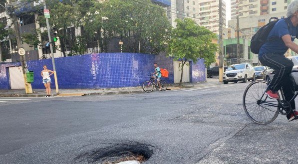 Buraco em cruzamento movimentado