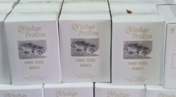 Zeferino Ferreira da Costa  produz vinho verde em Portugal com a marca Priscas.