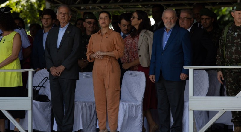 A governadora Raquel Lyra ladeada pelo ministro José Mucio, da Defesa, e do presidente Lula: defesa do projeto da Escola de Sargentos