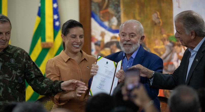 Presidente Luiz In&aacute;cio Lula da Silva (PT) e a governadora Raquel Lyra (PSDB) com o termo de compromisso para constru&ccedil;&atilde;o do centro militar em m&atilde;os