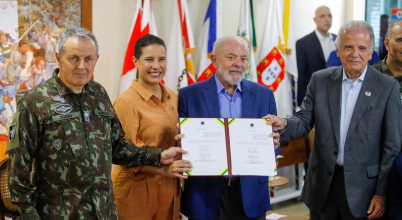 Presidente Lula ladeado pela govenadora Raquel Lyra, o comandante do Exercito, general Tomás Ribeiro Paiva e o ministro da Defesa, José Múcio