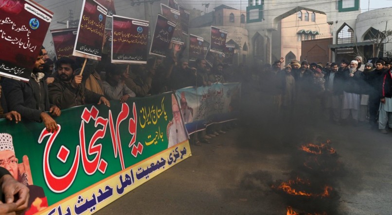 Ativistas paquistaneses protestam em Lahore em 19 de janeiro de 2024, depois que o Irã lançou um ataque aéreo na província do Baluchistão, no sudoeste do Paquistão