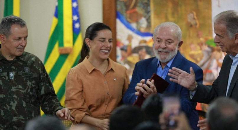 Lula, Raquel Lyra, José Múcio e o Comandante do Exército, General Tomás Paiva, em cerimônia de assinatura do Termo Compromisso sobre a Escola de Sargentos em Pernambuco