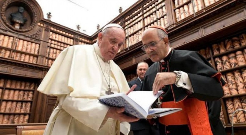 Cardeal Dom José Tolentino de Mendonça ao lado do Papa Francisco